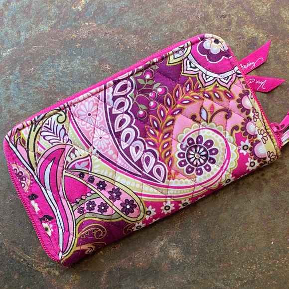 Vera Bradley Very Berry Paisley Pattern Zip-Around Quilted Wallet/Wristlet - Picture 3 of 11